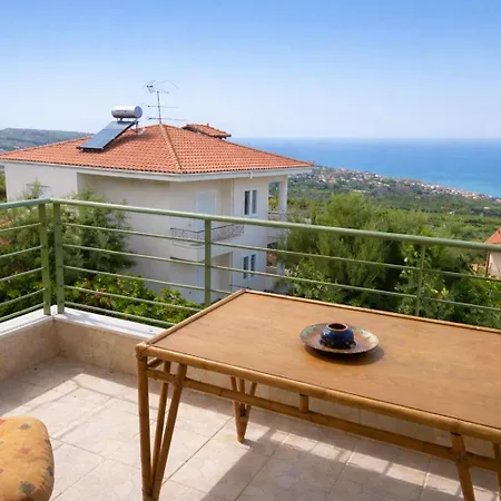 Serene Seaview Getaway With Garden In Apartmán *