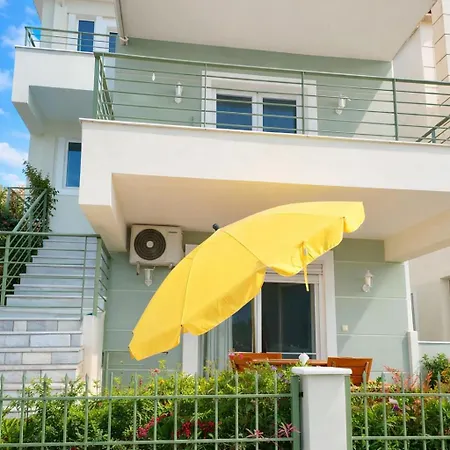 Serene Seaview Getaway With Garden In Διαμέρισμα