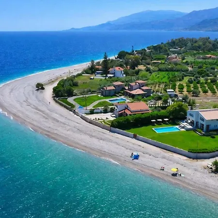 Serene Seaview Getaway With Garden In Ακράτα